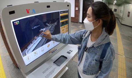 Kios informasi digital di Stasiun Kereta Busan, Korea Selatan.