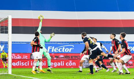 Kiper AC Milan Gianluigi Donnarumma menyelamatkan bola tandukan pemain Sampdoria Lorenzo Tonelli dalam pertandingan Serie A di Genoa, Senin (7/12) dini hari WIB.