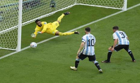 Kiper Arab Saudi Mohammed Al-Owais (kiri) melakukan penyelamatan dalam pertandingan Grup C Piala Dunia 2022 yang berlangsung di Stadion Lusail, Doha, Qatar, Selasa (22/11/2022) WIB.