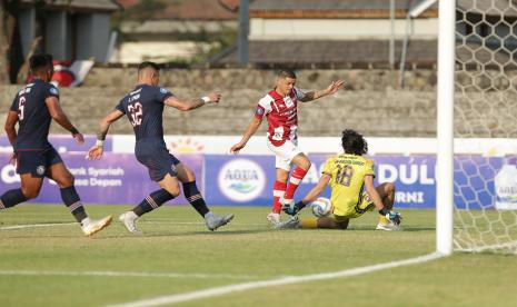 Kiper Arema FC Julian Garcia berhasil mengamankan sepakan dari penyerang Messidoro saat laga melawan Persis Solo di Stadion Sriwedari Solo, Ahad (30/7/2023).