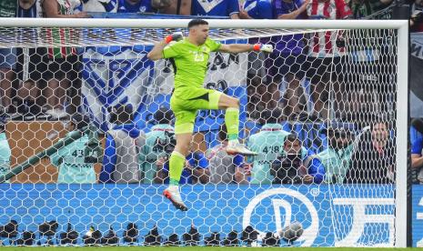  Kiper Argentina Emiliano Martinez merayakan setelah menyelamatkan penalti saat adu penalti di akhir pertandingan sepak bola final Piala Dunia antara Argentina dan Prancis di Stadion Lusail di Lusail, Qatar,  Ahad (18/12/2022).