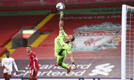 Kiper Arsenal, Bernd Leno, melakukan penyelamatan gemilang saat menghadapi Liverpool di putaran keempat Piala Liga Inggris di Stadion Anfield, Liverpool, Kamis (1/10). 