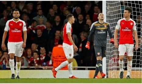 Kiper Arsenal David Ospina (kedua dari kanan) terlihat menyesal setelah membuat gol bunuh diri saat melawan Olympiakos di Liga Champions.