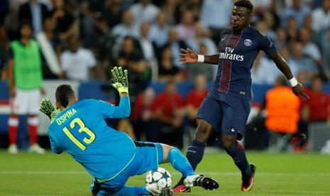 Kiper Arsenal David Ospina (kiri) saat menggagalkan serangan bek PSG Serge Aurier