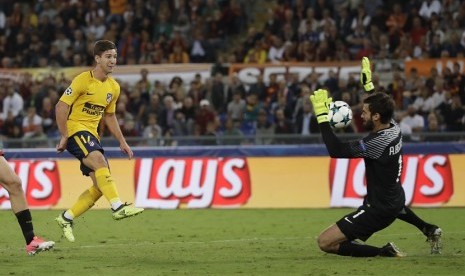 Kiper AS Roma Alisson (kanan) menahan tendangan pemain Atletico Madrid, Luciano Vietto.