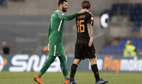 Kiper AS Roma, Allison Becker (kiri) dan Danielle De Rossi seusai laga Serie A lawan Chievo di Stadion Olimpico, Sabtu (28/4).