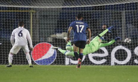  Kiper Atalanta Pierluigi Gollini, kanan, gagal menyelamatkan bola saat pemain Real Madrid Ferland Mendy mencetak gol pembuka di Liga Champions, babak 16 besar, pertandingan sepak bola leg pertama antara Atalanta dan Real Madrid, di Stadion Gewiss di Bergamo, Rabu, Feb 24, 2021. 