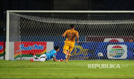 Kiper Bhayangkara FC Awan Setho melihat ke arah gawangnya yang kebobolan dari aksi pemain Persib Bandung David Da Silva. Persib menang 1-0 di laga Grup C Piala Presiden, Selasa (21/6/2022). 