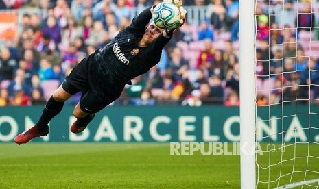 Kiper  Barcelona Marc-Andre ter Stegen melakukan penyelamatan.