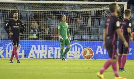 Kiper Barcelona, Marc-Andre ter Stegen (tengah) terlihat pasrah setelah gawangnya kebobolan pada laga La Liga lawan Celta Vigo, Senin (3/10) dini hari WIB. Pada laga itu, Barca kalah 3-4.