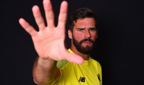 Kiper baru Liverpool, Alisson Becker.