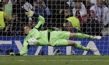 Kiper Bayern Muenchen, Manuel Neuer menggagalkan eksekusi penalti pemain Real Madrid, Cristiano Ronaldo dalam leg kedua semifinal Liga Champions di Santiago Berbabeu, (25/4) 2012. 