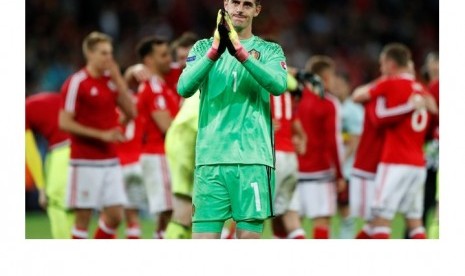 Kiper Belgia Thibaut Courtois menunjukkan gesture meminta maaf kepada penggemar Belgia usai dikalahkan Wales. 