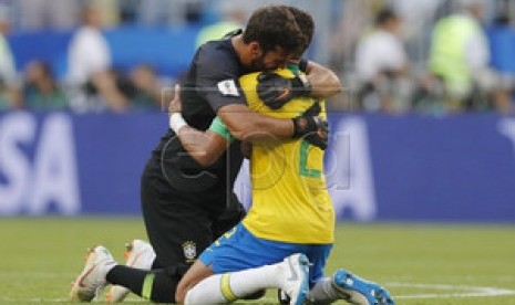 Kiper Brasil Alisson dan kapten Brasil Thiago Silva merayakan kelolosan timnya ke perempat final Piala Dunia 2018 Rusia usai menekuk Meksiko 2-0, Senin (2/7) malam WIB.