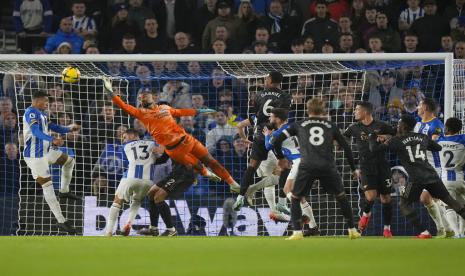  Kiper Brighton, Robert Sanchez, saat melakukan penyelamatan. Manchester United mengincar Sanchez untuk menggantikan posisi David de Gea.