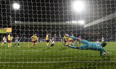 Kiper Burnley Nick Pope beraksi menyelamatkan gawangnya dari serangan West Bromwich Albion di Liga Primer Inggris.