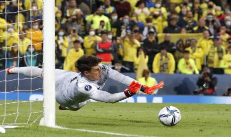 Kiper Chelsea Kepa Arrizabalaga menyelamatkan tembakan terakhir saat adu penalti pertandingan sepak bola Piala Super Eropa antara Chelsea dan Villarreal di Windsor Park di Belfast, Irlandia Utara, Kamis, 12 Agustus 2021 WIB.