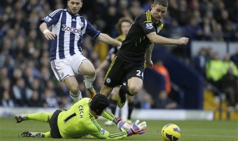 Kiper Chelsea, Petr Cech, dan bek Chelsea, Gary Cahill, harus berjibaku mengamankan gawangnya dari serbuan striker West Bromwich Albion, Shane Long, pada laga Liga Primer Inggris yang berlangsung di The Hawthorns, Sabtu (17/11) malam. Laga itu berakhir 2-1