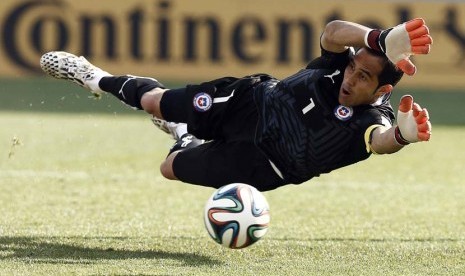 Kiper Chile Claudio Bravo dalam aksi selama Piala Dunia FIFA 2014 grup B pertandingan babak penyisihan antara Belanda dan Chile di Arena Corinthians di Sao Paulo, Brasil, Senin (23/6).   (EPA/Yesus Diges).