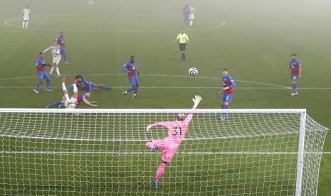 Kiper Crystal Palace Vicente Guaita menyelamatkan tim dari serangan Manchester United (MU). Palace menahan imbang MU 0-0 dalam lanjutan Liga Primer Inggris, Kamis (4/3) dini hari WIB.  