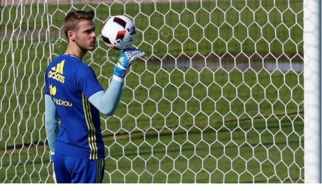 Kiper David De Gea memainkan bola.