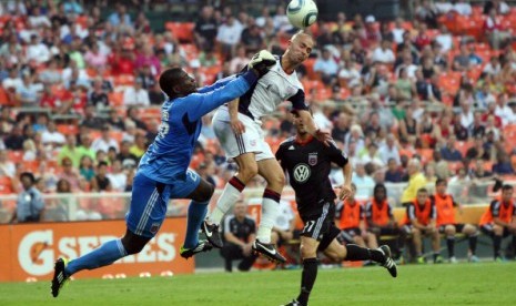 Kiper DC United, Bill Hamid, melakukan penyelamatan pada laga melawan New England Revolution.