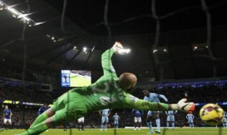 Kiper Everton Tim Howard gagal menangkap bola tendangan penalti Yaya Toure, Ahad (7/12) dini hari WIB.