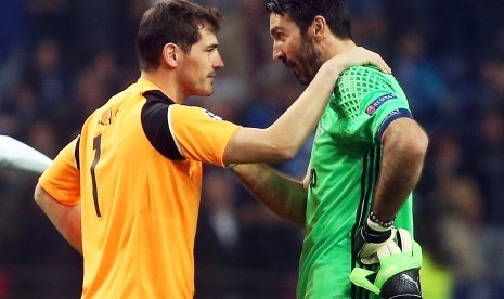 Kiper FC Porto, Iker Casillas (kiri) dan kiper Juventus, Gianluigi Buffon seusai laga Liga Champions di stadion Juventus, Rabu (15/3) dini hari WIB. FC Porto tersingkir setelah kalah agregat 0-3.