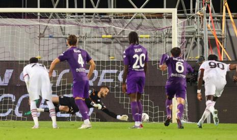 Kiper Fiorentina David de Gea menepis tendangan penalti AC Milan dalam pertandingan Serie A Liga Italia.