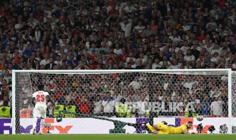 Kiper timnas Italia Gianluigi Donnarumma menggagalkan penalti Bukayo Saka dari Inggris saat adu penalti final Euro 2020 antara Italia dan Inggris di London, Inggris, Senin (12/7) dini hari WIB.