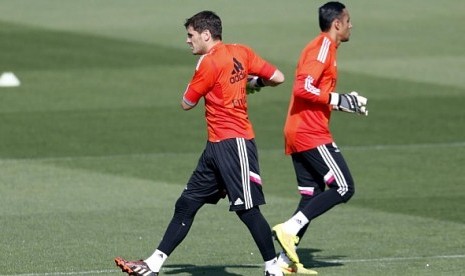 Kiper Iker Casillas dan Keylor Navas berlatih bersama.