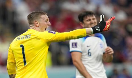 Kiper timnas Inggris dan Everton Jordan Pickford bereaksi di dekat bek Inggris dan Manchester United, Harry Maguire (kanan).