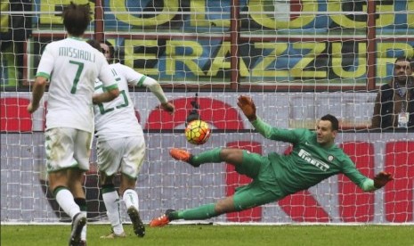 Kiper Inter Milan Samir Handanovic gagal menebak tendangan penalti pemain Sassuolo Domenico Berardi.