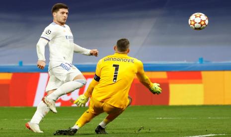 Kiper Inter Milan Samir Handanovic (kanan) mengadang pergerakan penyerang Real Madrid Luka Jovic dalam pertandingan Liga Champions.