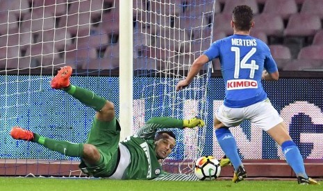 Kiper Inter Milan Samir Handanovic menghalau bola tendangan pemain Napoli Dries Mertens (kanan) pada laga Serie A di Stadion San Paolo, Naples, Ahad (21/10) dini hari WIB. 