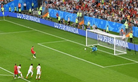 Kiper Iran, Ali Beiranvand menyelamatkan Iran dari tendangan pinalty Cristiano Ronaldo, Senin (25/6).