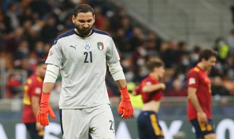 Kiper Italia timnas Gianluigi Donnarumma bereaksi setelah Spanyol mencetak gol kedua selama pertandingan sepak bola semi final UEFA Nations League antara Italia dan Spanyol di Milan, Italia, 6 Oktober 2021. Italia kalah 1-2 di laga itu.