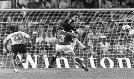 Kiper Jerman Barat Harald Schumacher saat melanggar pemain Prancis Patrick Battiston pada semifinal Piala Dunia 1982.