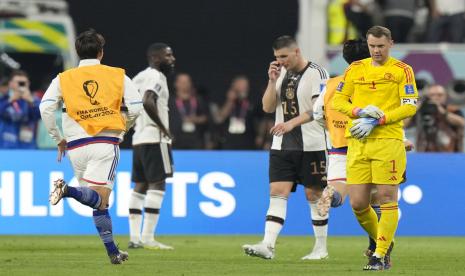  Kiper Jerman Manuel Neuer (kanan) dan rekan satu timnya memberi isyarat saat para pemain Jepang merayakan berakhirnya pertandingan sepak bola grup E Piala Dunia antara Jerman dan Jepang, di Stadion Internasional Khalifa di Doha, Qatar, Rabu, 23 November 2022. 