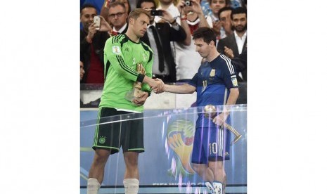 Kiper Jerman Manuel Neuer, kiri, pemenang penghargaan Golden Glove untuk kiper terbaik, berjabat tangan dengan Argentina Lionel Messi, pemenang penghargaan Golden Ball sebagai pemain top turnamen, Brasil, Minggu,Minggu(13/7). (AP/Martin Meissner)