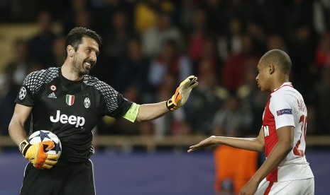 Kiper Juventus, Gianluigi Buffon dan striker AS Monaco, Kylian Mbappe pada laga Liga Champions, di Stade Louis II, Kamis (4/5) dini hari WIB.