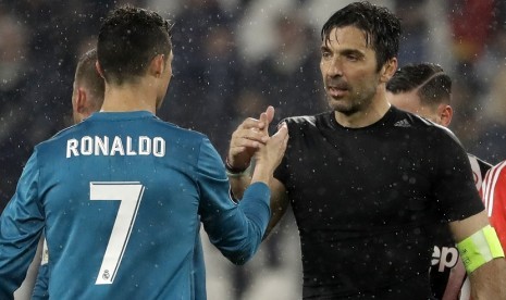 Kiper Juventus Gianluigi Buffon (kanan) berjabat tangan dengan Cristiano Ronaldo usai leg pertama babak delapan besar Liga Champions, di Allianz Stadium, Turin, Italia, Rabu (4/4) WIB dini hari. 