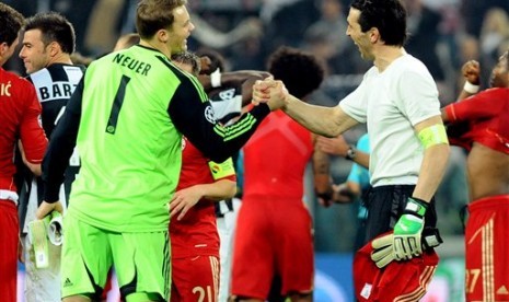 Kiper Juventus Gianluigi Buffon (kanan) bersalaman dengan kiper Bayern Muenchen Manuel Neuer usai laga leg kedua perempat final Liga Champions, Kamis (11/4) dini hari di Juventus Stadium yang dimenangkan Bayern 2-0.