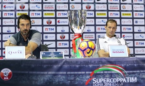 Kiper Juventus, Gianluigi Buffon (kiri) dan pelatih, Massimiliano Allegri saat konferensi pers, jelang final Supercoppa Italiana lawan AC Milan, Kamis (22/12).