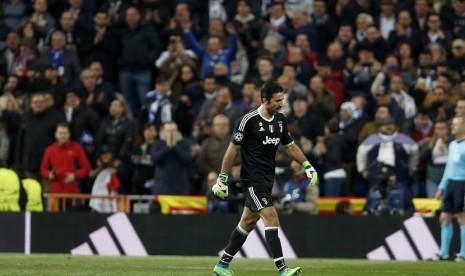 Kiper Juventus Gianluigi Buffon meninggalkan pertandingan setelah diganjar kartu merah dalam pertandingan babak perempat final leg kedua Liga Champions menghadapi Real Madrid, Kamis (12/4) dini hari WIB. 