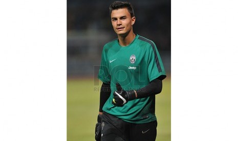 Kiper Juventus keturunan Indonesia Emilio Audero Mulyadi berlatih di Stadion GBK, Selasa (5/8)