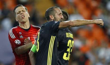 Kiper Juventus Wojciech Szczesny (kiri) merayakan kemenangan timnya atas Valencia di Liga Champions.