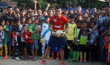 Kiper kesebelasan Garuda Muda U-19, Ravi Murdianto (tengah) memberikan arahan kepada anak-anak saat coaching clinic di Alun-alun Grobogan, Jateng, Kamis (26/9).