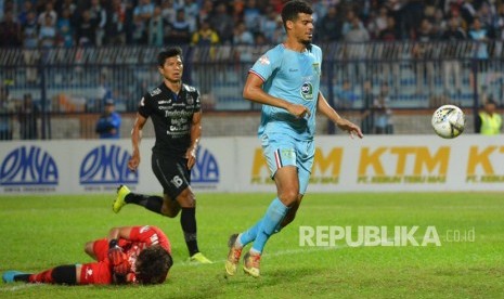 Kiper kesebelasan Persib Bandung I Made Wirawan (kiri) dilanggar pemain Persela Mawouna Kodjo Amevour (kanan) dalam pertandingan Liga 1 2019 di Stadion Surajaya Lamongan, Jawa Timur, Kamis (8/8/2019) malam.