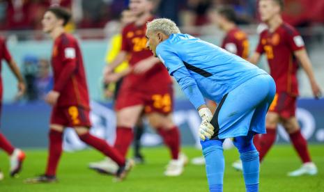  Kiper Kosta Rika Keylor Navas bereaksi setelah pemain Spanyol Carlos Soler mencetak gol keenam timnya selama pertandingan sepak bola grup E Piala Dunia antara Spanyol dan Kosta Rika, di Stadion Al Thumama di Doha, Qatar, Rabu, 23 November 2022. 